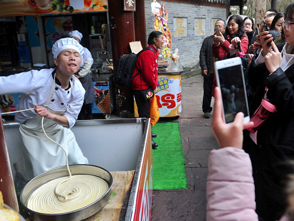 視頻制作讓拉面館爆紅20天，游客“五碗不過崗”
